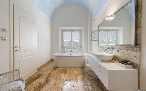 Villa Yvonne: Piso, Pared, Suelo, Diseño De Interiores, Techo, Arreglo De Tubería, Baño, Encendiendo, Loseta