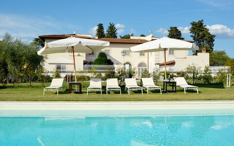 Villa Yvonne: Piscina, Recurso, Inmuebles, Mueble Para Exteriores, Jardín, Sunlounger, Césped, Hacienda, Villa, Yarda