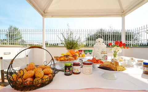 Villa Yvonne: Mueble, Mesa, Comida, Silla, Linos, Desayuno, Utensilios Para Servir, Cocina Y Comedor Mesa, Manteles