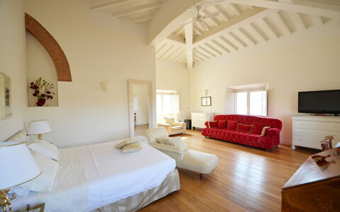 Villa Yvonne: Mueble, Diseño De Interiores, Cama, Pared, Piso, Suelo, Habitación, Techo, Habitación, Sábana