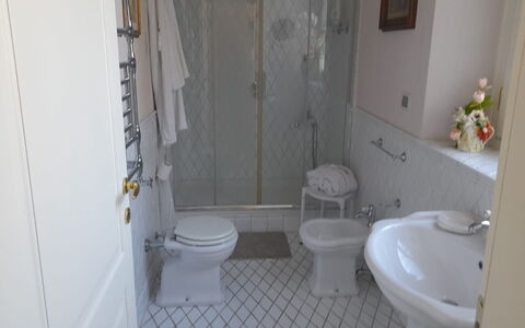 Villa Yvonne: Arreglo De Tubería, Pared, Baño, Diseño De Interiores, Piso, Suelo, Lavabo Del Baño, Lavabo, Grifo, Plomería