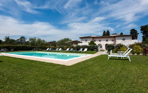 Villa Yvonne: Jardín, Césped, Hacienda, Inmuebles, Villa, Patio, Casa De Campo
