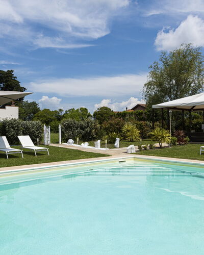 Villa Yvonne: Piscina, Jardín, Inmuebles, Césped, Hacienda, Recurso, Paisajismo, Villa, Yarda, Patio