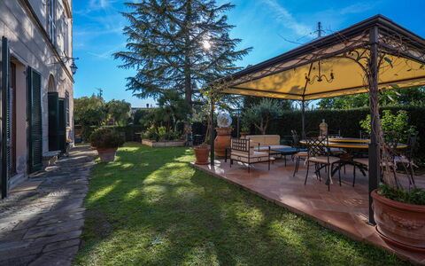 Ely Apartment In Villa, Wifi, Terricciola, Pisa: Jardín, Maceta, Paisajismo, Sombra, Losa, Planta De Casa, Yarda, Hacienda, Silla, Patio Interior