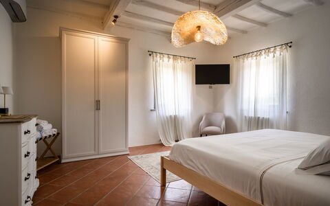 Montaione Country House Amarrante, Pool, Ac: Cama, Habitación, Mueble, Diseño De Interiores, Sábana, Madera, Suelo, Lecho, Piso, Techo