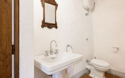 Villa Poggio La Croce: Lavabo Del Baño, Arreglo De Tubería, Pared, Lavabo, Baño, Grifo, Plomería, Diseño De Interiores, Piso, Suelo