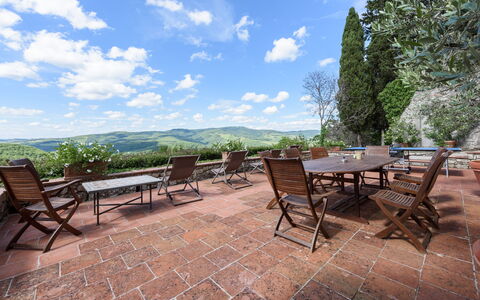 Villa Poggio La Croce: Colina, Paisaje, Mueble, Mueble Para Exteriores, Hill Station, Cordillera, Silla, Valle, Paisajismo, Cresta