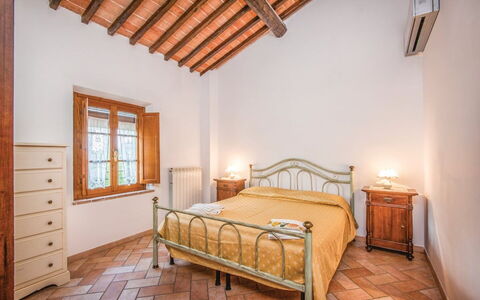 La Fiumara: Cama, Mueble, Habitación, Diseño De Interiores, Sábana, Lecho, Techo, Piso, Marco De La Cama, Linos