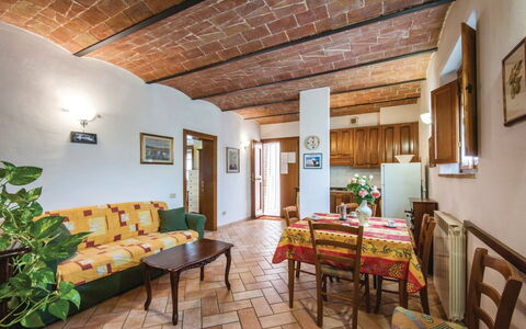 La Fiumara: Pared, Departamento, Suelo, Habitación, Planta De Casa, Maceta, Silla, Manchas De Madera, Pintar, Cocina Y Comedor Mesa