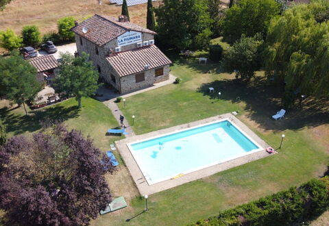 La Fiumara: Piscina, Inmuebles, Casa De Campo, Hacienda, Césped, Yarda, Patio Interior, Villa