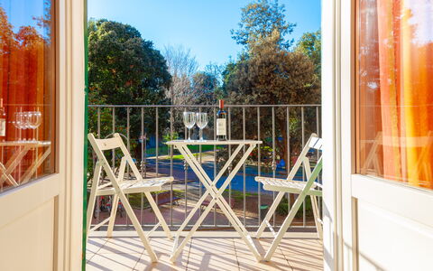 Ca Du Checcu: Madera, Mueble, Silla, Porche, Mueble Para Exteriores, Manchas De Madera, Balcón, Cubierta, Cocina Y Comedor Mesa, Eco Hotel