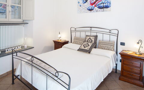 Ca Du Checcu: Cama, Habitación, Mueble, Lecho, Sábana, Diseño De Interiores, Piso, Suelo, Habitación, Linos