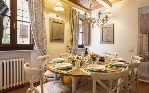 Villa Zambra: Mueble, Diseño De Interiores, Comedor, Mesa, Silla, Madera, Techo, Piso, Cocina Y Comedor Mesa, Habitación