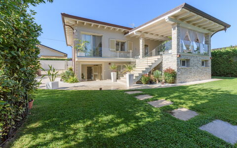 Villa Fiumetto: Edificio, Casa, Barrio Residencial, Casa, Fachada, Techo, Arquitectura, Inmuebles, Cabaña