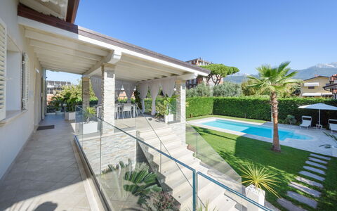 Villa Fiumetto: Barrio Residencial, Casa, Inmuebles, Porche, Recurso, Sombra, Piscina, Balcón, Hacienda, Villa