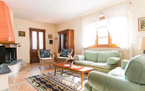 Villa Camaiore: Mueble, Diseño De Interiores, Piso, Suelo, Sofá, Habitación, Techo, Sala, Mesa, Encendiendo