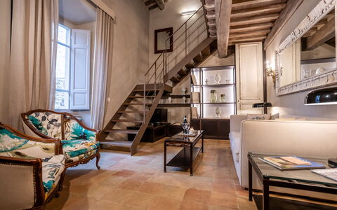 Stylish Apartment: Mueble, Diseño De Interiores, Piso, Suelo, Sofá, Sala, Habitación, Techo, Encendiendo, Silla