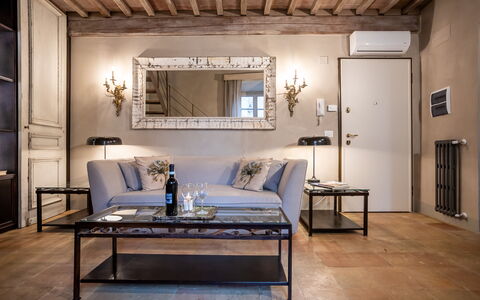 Stylish Apartment: Mueble, Diseño De Interiores, Pared, Piso, Suelo, Sofá, Techo, Habitación, Mesa, Sala