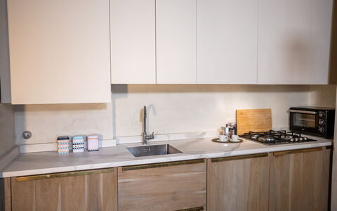 Stylish Apartment: Cocina, Mostrador, Madera, Aparato De Cocina, Diseño De Interiores, Gabinetes, Piso, Electrodoméstico, Fregadero, Electrodoméstico