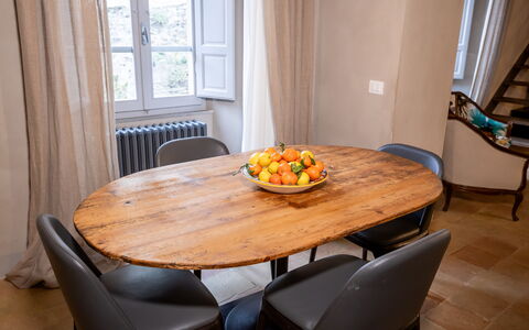 Stylish Apartment: Mueble, Diseño De Interiores, Mesa, Piso, Madera, Suelo, Silla, Cocina Y Comedor Mesa, Comedor, Habitación