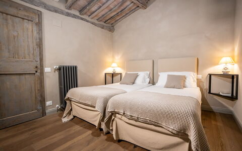 Stylish Apartment: Cama, Habitación, Mueble, Sábana, Diseño De Interiores, Lecho, Linos, Suelo, Textil, Habitación