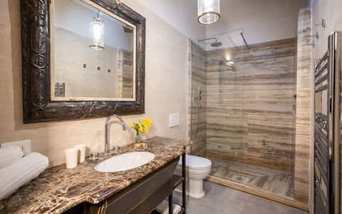 Stylish Apartment: Arreglo De Tubería, Piso, Diseño De Interiores, Baño, Suelo, Grifo, Lavabo, Plomería, Encendiendo, Casa