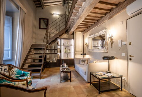 Stylish Apartment: Mueble, Diseño De Interiores, Pared, Piso, Suelo, Techo, Habitación, Encendiendo, Casa, Sala