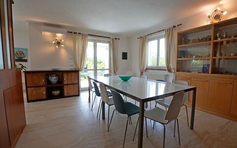 Villa Alex: Mueble, Piso, Diseño De Interiores, Suelo, Madera, Mesa, Silla, Cocina Y Comedor Mesa, Comedor, Encendiendo