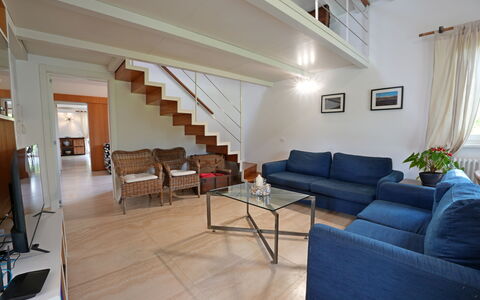 Villa Alex: Mueble, Diseño De Interiores, Piso, Sofá, Madera, Suelo, Techo, Habitación, Mesa, Sala