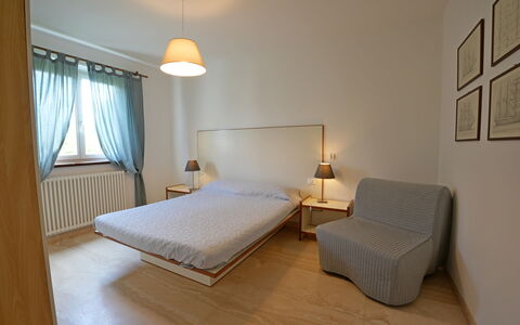 Villa Alex: Mueble, Diseño De Interiores, Pared, Suelo, Habitación, Piso, Cama, Madera, Habitación, Sábana