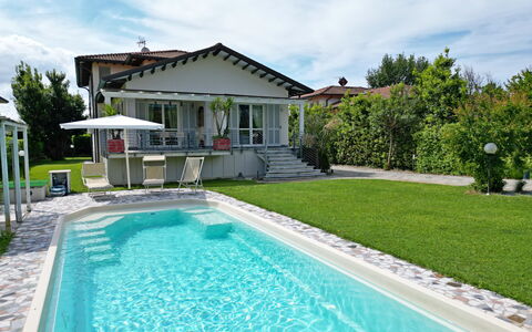 Villa Alex: Piscina, Barrio Residencial, Casa, Casa, Recurso, Material Compuesto, Inmuebles, Jardín, Ocio, Eco Hotel