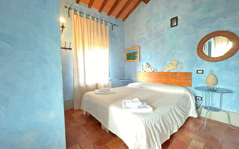 Appartamento La Torretta Di Pietra, Wifi, Perugia: Pared, Mueble, Diseño De Interiores, Piso, Suelo, Piscina, Techo, Hotel, Recurso, Habitación