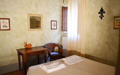 Appartamento Il Fienile Del Sole, Wifi, Perugia: Pared, Diseño De Interiores, Suelo, Habitación, Marco, Maceta, Manchas De Madera, Linos, Planta De Casa, Madera Dura