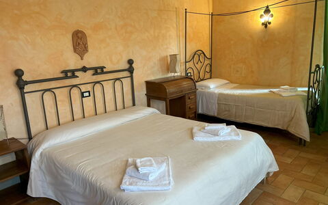 Appartamento Il Cantico Del Gallo, Wifi, Near Peru: Mueble, Piso, Suelo, Diseño De Interiores, Cama, Habitación, Marco De La Cama, Silla, Lecho, Lámpara