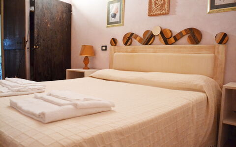 Appartamento Bellosguardo, Wifi, Near Perugia: Cama, Habitación, Pared, Madera, Diseño De Interiores, Sábana, Lecho, Mueble, Suelo, Marco De La Cama