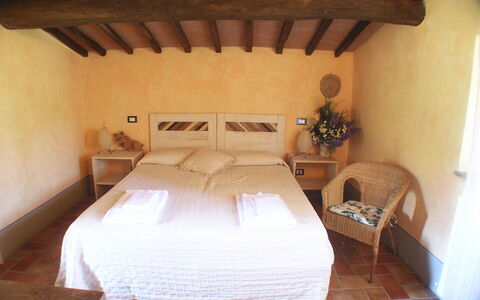 Appartamento Pietra Viva, Wifi, Near Perugia: Mueble, Piso, Suelo, Casa De Campo, Habitación, Cama, Silla, Marco De La Cama, Manchas De Madera, Planta De Casa