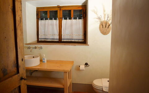 Appartamento Poggiolo, Wifi, Near Perugia: Pared, Lavabo Del Baño, Madera, Arreglo De Tubería, Diseño De Interiores, Piso, Suelo, Lavabo, Habitación, Baño