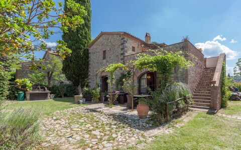 Appartamento Scuderia Del Borgo, Wifi, Perugia: Arbusto, Casa, Puerta, Casa, Inmuebles, Jardín, Cabaña, Ladrillo, Paisajismo