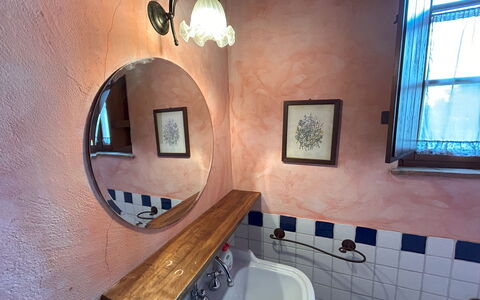 Appartamento Scuderia Del Borgo, Wifi, Perugia: Arreglo De Tubería, Plomería, Espejo, Grifo, Lavabo Del Baño, Loseta, Lámpara, Lavabo, Baño, Pintar