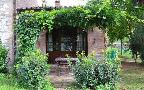 Appartamento Scuderia Del Borgo, Wifi, Perugia: Jardín, Patio Interior, Sombra, Ladrillo, Yarda, Paisajismo, Estructura Al Aire Libre, Mueble Para Exteriores, Patio, Pérgola