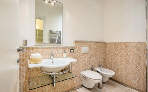Casa Garibaldi - Levanto: Baño, Lavabo Del Baño, Arreglo De Tubería, Piso, Diseño De Interiores, Lavabo, Suelo, Grifo, Plomería, Espejo