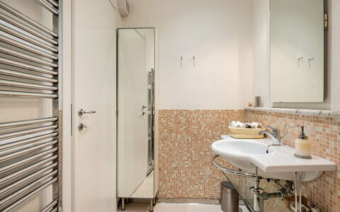 Casa Garibaldi - Levanto: Baño, Arreglo De Tubería, Piso, Diseño De Interiores, Lavabo Del Baño, Suelo, Lavabo, Espejo, Grifo, Plomería
