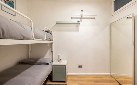 Casa Garibaldi - Levanto: Cama, Habitación, Diseño De Interiores, Suelo, Mueble, Piso, Sábana, Techo, Lecho, Encendiendo