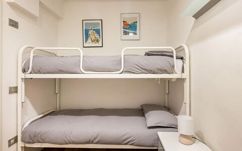 Casa Garibaldi - Levanto: Cama, Habitación, Sábana, Lecho, Diseño De Interiores, Mueble, Linos, Marco De La Cama, Habitación, Almohada