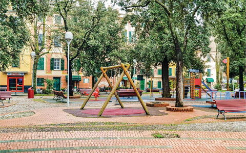 Casa Camuri - Levanto: Árbol, Espacio Publico, Ciudad, Barrio, Asentamientos Humanos, Diseño Urbano, Sombra, Acera, Plaza De La Ciudad, Equipo De Juego Exterior