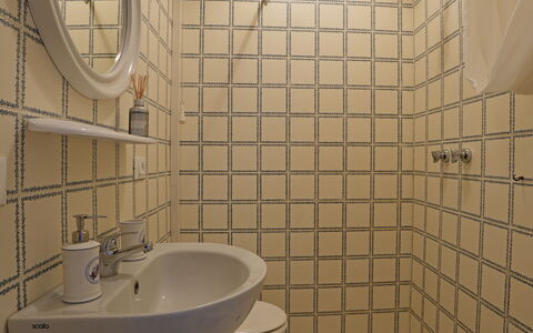Villa Corsanico: Baño, Arreglo De Tubería, Diseño De Interiores, Piso, Suelo, Lavabo Del Baño, Plomería, Asiento Del Baño, Baño, Habitación