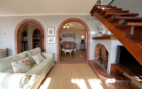 Villa Corsanico: Mueble, Diseño De Interiores, Piso, Pared, Madera, Sofá, Suelo, Techo, Habitación, Sala