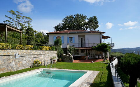 Villa Corsanico: Piscina, Barrio Residencial, Casa, Techo, Recurso, Inmuebles, Balcón, Eco Hotel, Hacienda, Cabaña