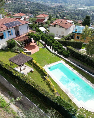 Villa Corsanico: Piscina, Barrio Residencial, Casa, Techo, Asentamientos Humanos, Casa, Recurso, Inmuebles, Jardín, Eco Hotel