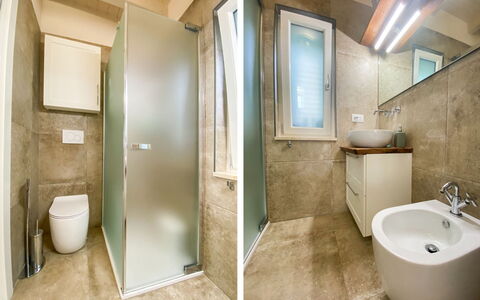 Il Tramonto: Baño, Arreglo De Tubería, Piso, Suelo, Baño, Asiento Del Baño, Plomería, Diseño De Interiores, Lavabo, Grifo